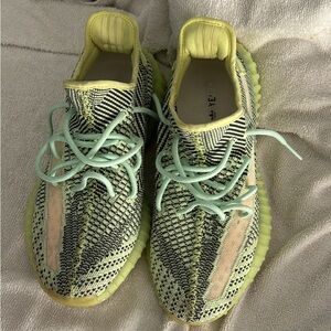 Used Yeezy. Size 10.5 does not come with box asking 150